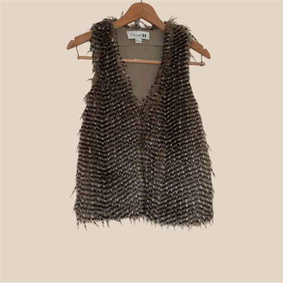 🛍️SALE🛍️ Forever 21 Faux Fur Knit Vest - Picture 1 of 6